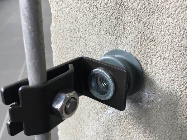 Držák hromosvodu se závitem M10